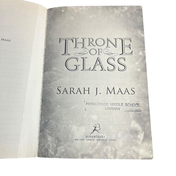 Throne of Glass by Sarah J Maas Paperback Ex Library Early Printing Edition - Picture 12 of 12